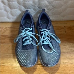 Women’s under Armour tennis shoes